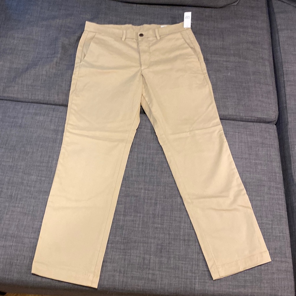 Mens Gap khaki pants 33X30. NWT!